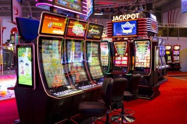 Studio produksi acara permainan langsung juniortogel dengan host profesional dan kamera broadcast